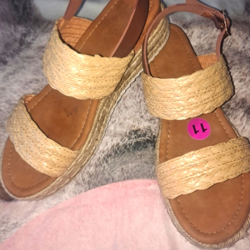 JESSICA  CARLYLE  Sandals